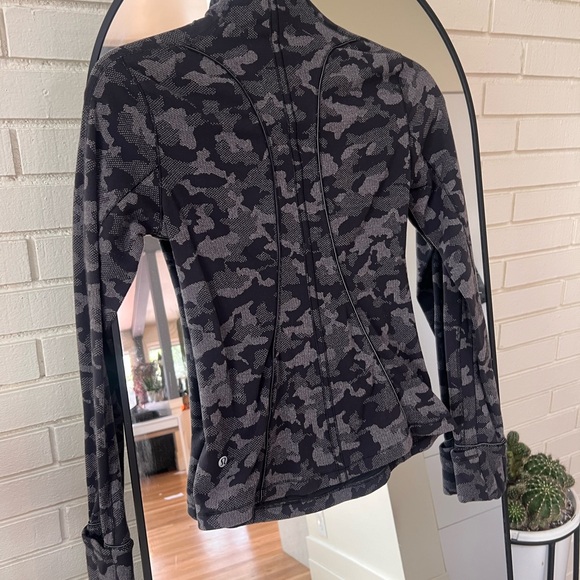 Lululemon “Run Briskly” 1/2 Zip
Incognito Camo Black size 4 - Picture 7 of 7
